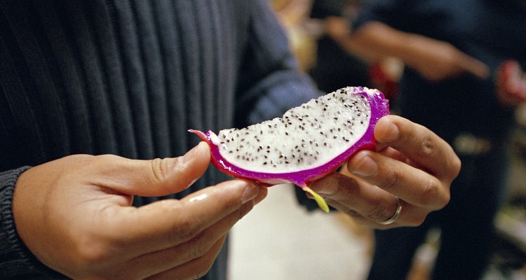 La piel brillante de la fruta de dragón con muchas semillas en la pulpa hacen que sea distintiva.