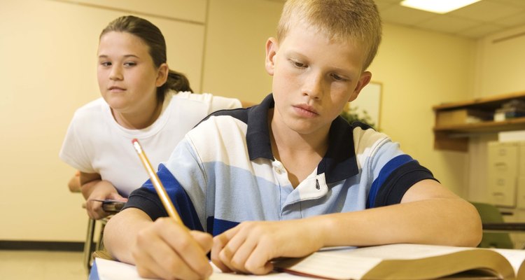 Copiarse en un examen es una dilema moral común para niños.