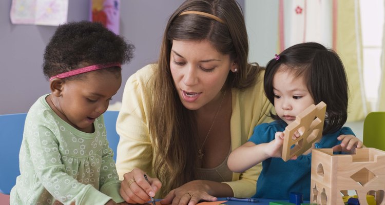 Algunos niños aprenden trabajando con sus manos.