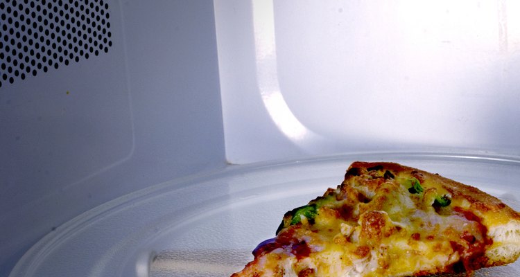 Alguns alimentos, como pizza, não ficam tão apetitosos quando preparados no micro-ondas