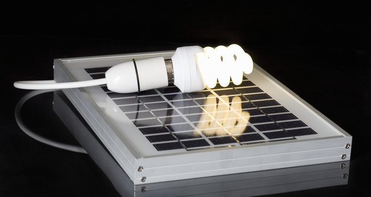 Los inversores se pueden utilizar para convertir la corriente directa de células solares en corriente alterna.
