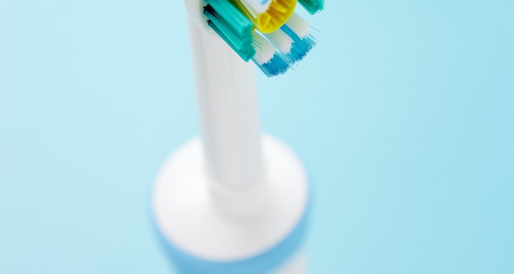 A escova de dentes elétrica da Oral-B possui uma cabeça substituível