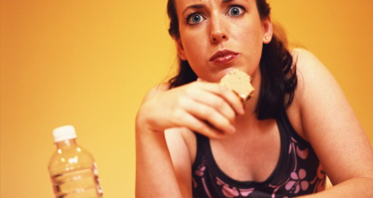Las barras energéticas son geniales para comer al paso. Pero si te quieres asegurar de obtener la nutrición que necesitas, prepararlas tú misma.