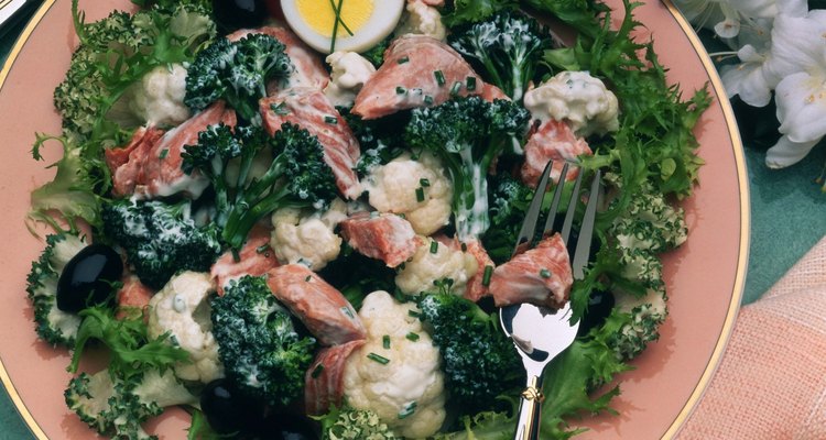 Adicione salmão à sua salada para o almoço