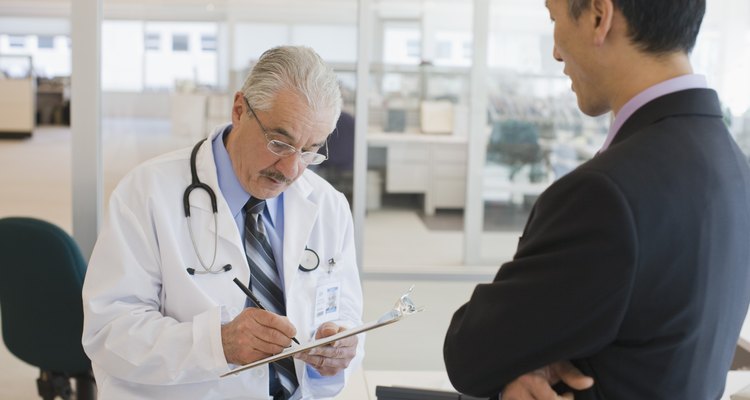 Homem falando com o médico