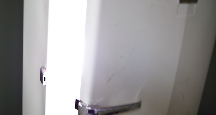 Use um aplicador de epóxi para pintar a parte de dentro de uma geladeira