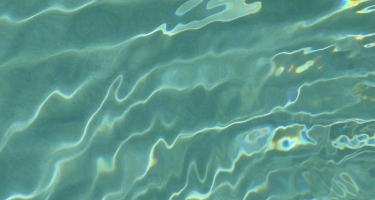 As algas podem deixar a água de sua piscina verde