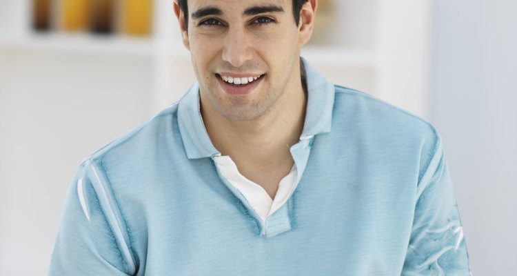 Viste una camisa de polo con un reloj o un cinturón elegante para lograr un estilo informal para la fiesta de cumpleaños.