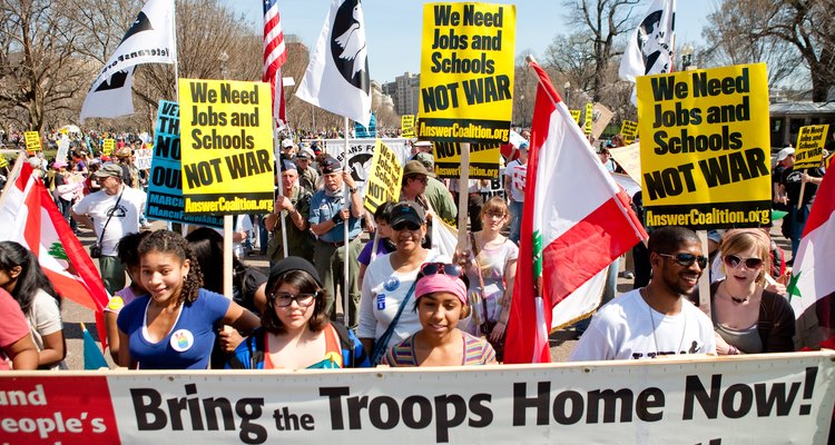 Los adultos jóvenes protestando contra la guerra.