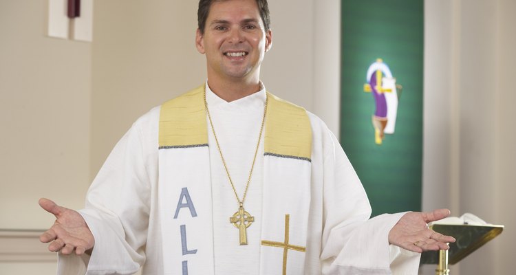 Los sacerdotes usan vestiduras blancas durante las fiestas de la Virgen María.
