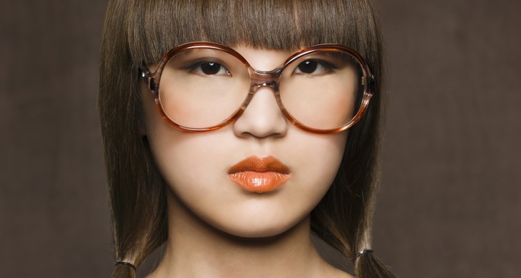Elige marcos de anteojos que complementen tu rostro.