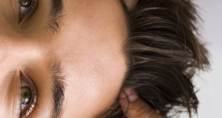 Unos masajes en tu cuero cabelludo con un aceite de árbol de té pueden ayudar a reducir los síntomas del cuero cabelludo graso.