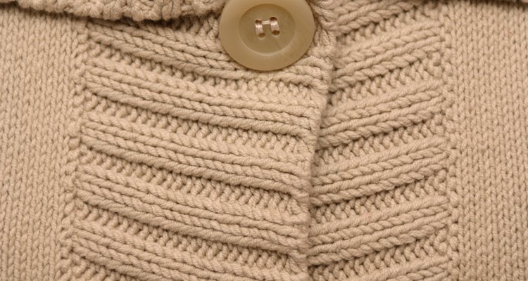 Lee la etiqueta de cuidados en tu suéter antes del lavado, secado o limpieza en seco.