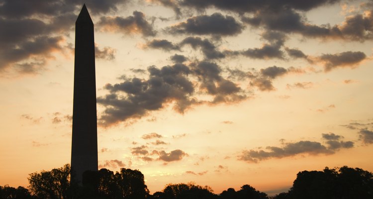 El Obelisco del centenario es una escultura de principios de siglo.