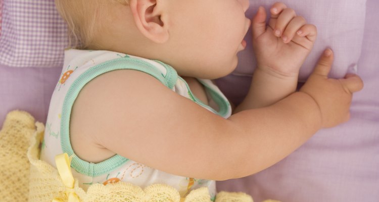 Cambia la posición de tu bebé al dormir para evitar la calva en la parte posterior de la cabeza.