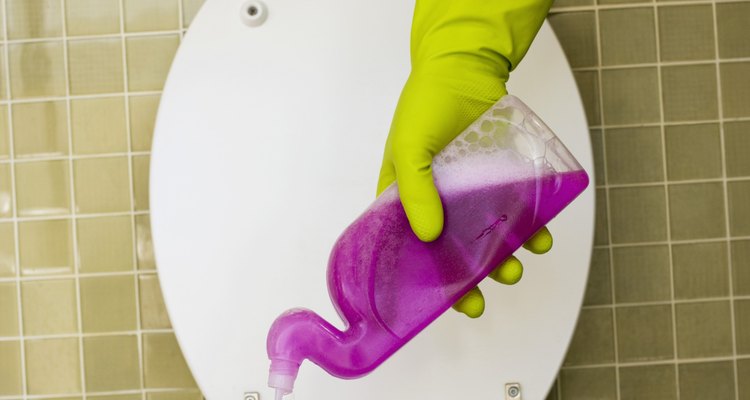 Homem limpando vaso sanitário