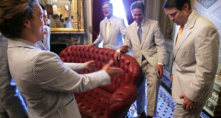 Los miembros del Senado de los Estados Unidos celebran el jueves de traje de lino.