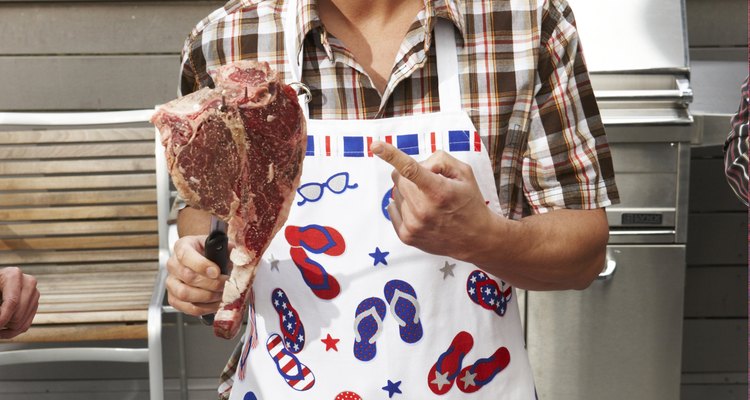 Cocinar la carne destruye algunas bacterias.