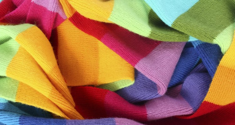 Una bufanda de lana multicolor.