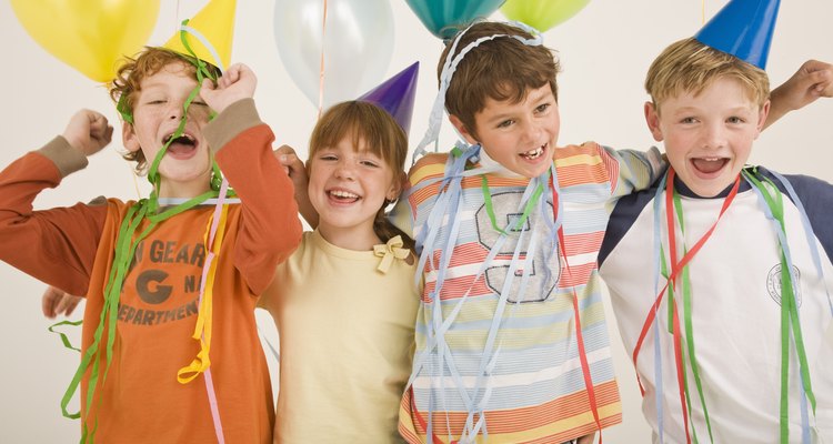 Organiza una fiesta de cumpleaños con temática del Sombrerero Loco.