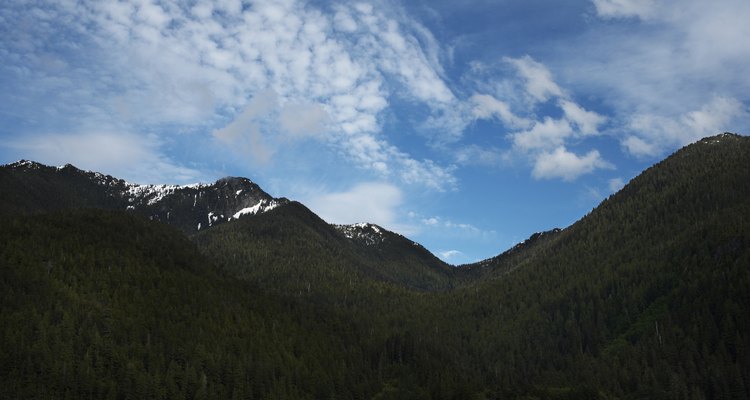 Crie um pano fundo realista com desenhos coloridos de montanhas e nuvens na caixa de sapato