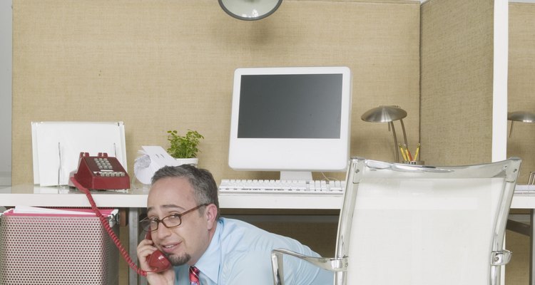 É um ambiente de trabalho, vá até a pessoa e converse