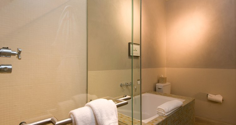 El yeso descascarado puede estar causado por humedad en el baño.
