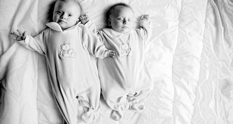 Los padres de gemelos enfrentan un verdadero reto para hacerlos dormir.