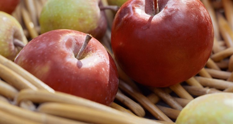 Las manzanas con una larga vida de estante son generalmente una buena opción para hacer salsa.