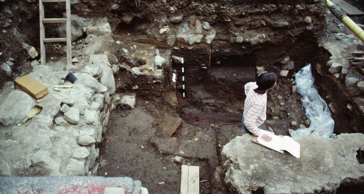 Las excavaciones arqueológicas permiten a los arqueólogos descubrir y reunir pruebas materiales de la vida humana y la cultura para su posterior análisis.