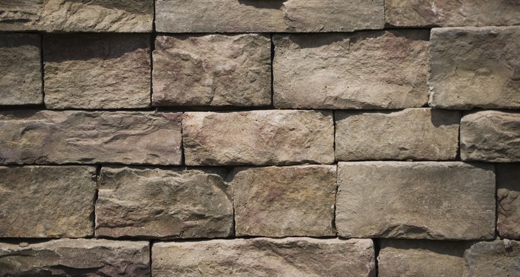 Los muros de contención de gavión se construyen con roca y alambre.