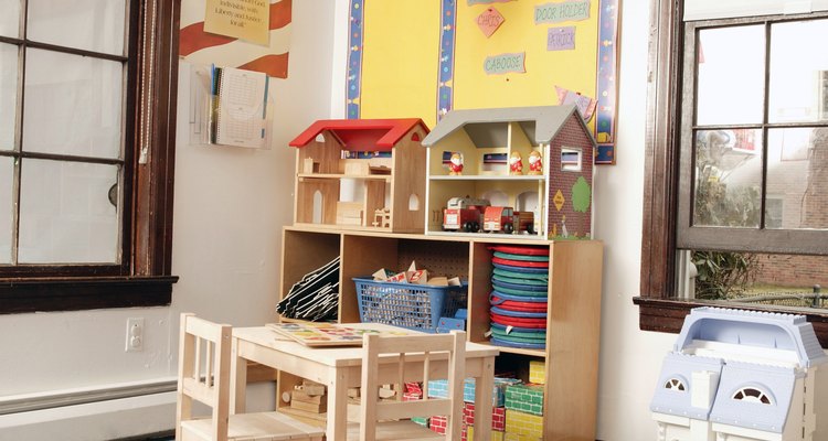 Los juegos mantienen a los niños en movimiento en su nuevo salón de clases.