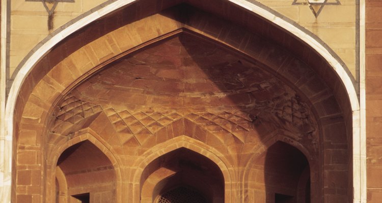 Crie uma maquete de um templo usando materiais de artesanato