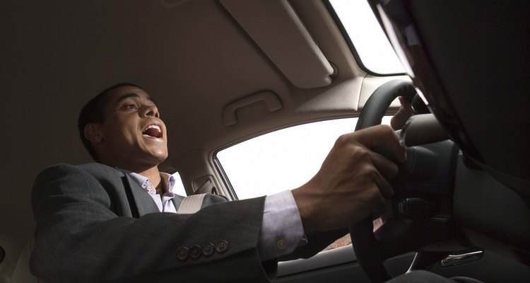 Coloque músicas relaxantes no som do automóvel para relaxar durante a direção