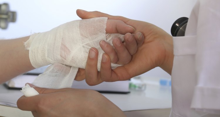 Médico fazendo curativo em paciente picado pela aranha marrom