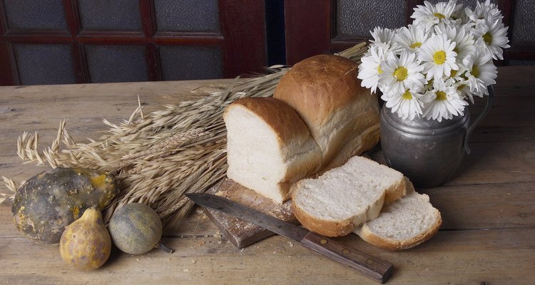 Una rodaja de pan casero recién hecho es una delicia para algunos.