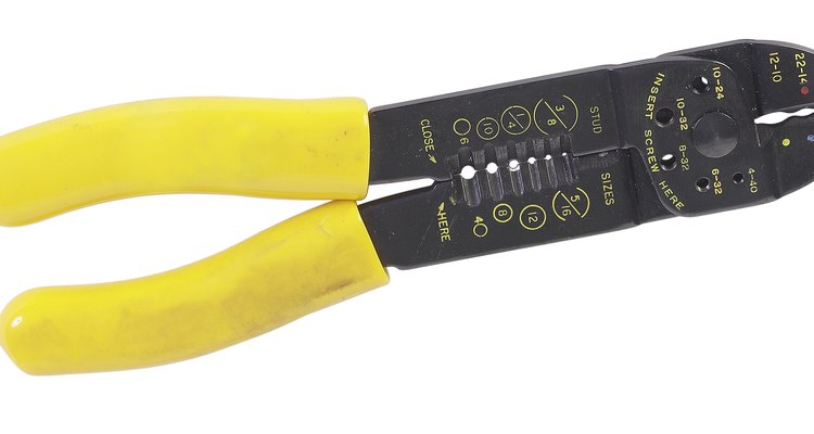 Una herramienta para pelar cables y engarzar conexiones aisladas.