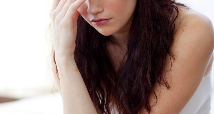 Dores de cabeça são um dos sintomas da alergia ao alho