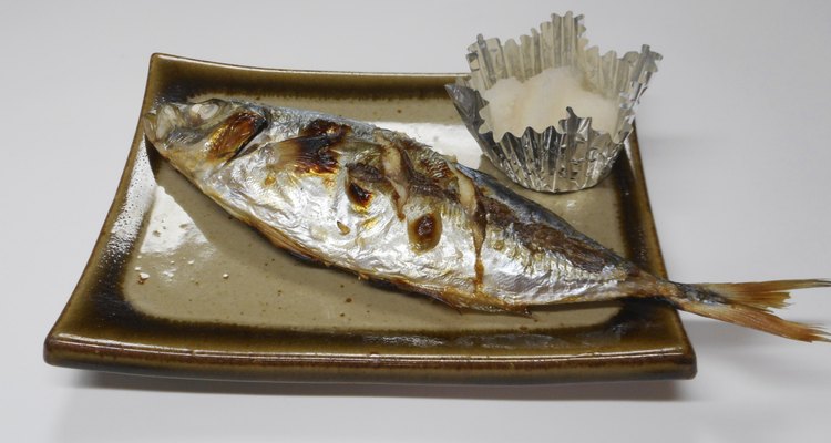 Grilling fish with salt of the horse mackerel