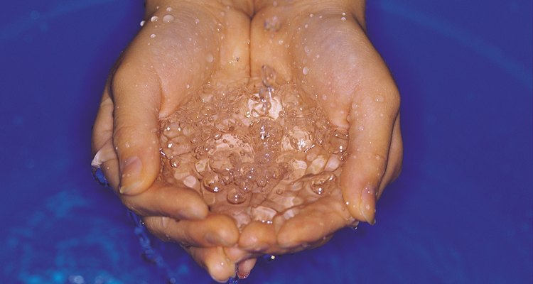 Muita exposição à água deixará suas mãos enrugadas e irregulares.
