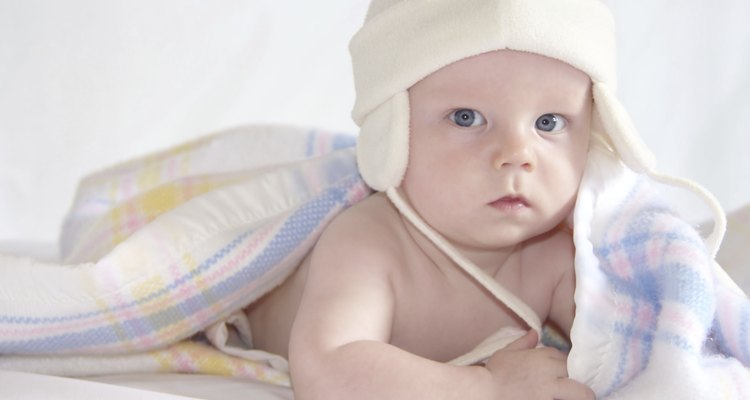 El tiempo boca abajo ayuda a fortalecer los brazos, la espalda y los músculos del cuello de un bebé.