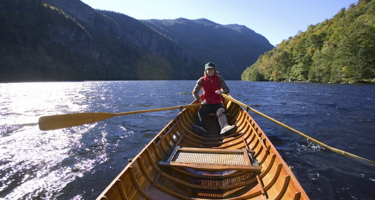 Las canoas llevan a los campistas a los más remotos parajes en las Adirondack.