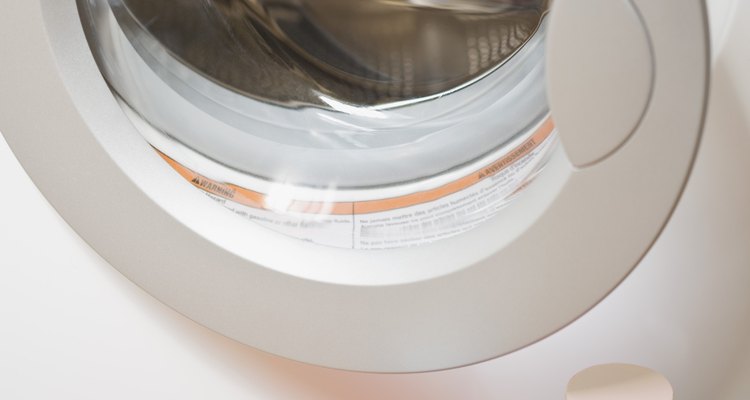 La espuma penetra y limpia profundamente en las telas lavadas en una lavadora.