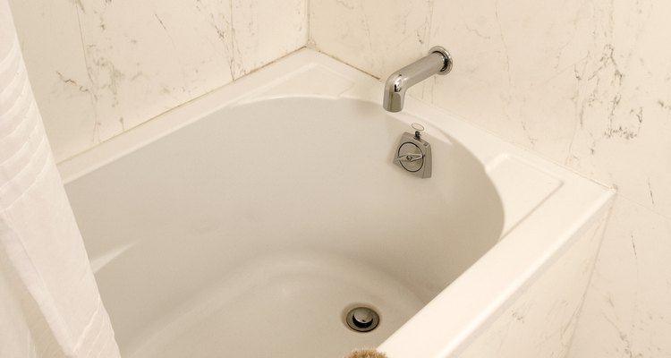 Destapar una bañera tapada podría requerir solo vinagre y bicarbonato de sodio.