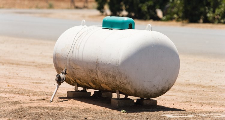 El propano se almacena en forma líquida en grandes tanques.