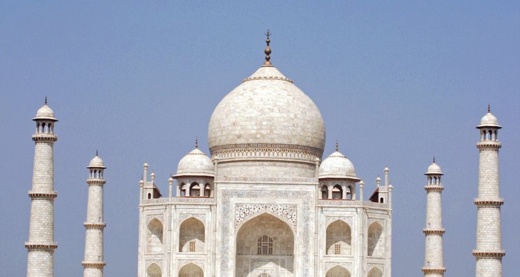 Bella imagen de la perfecta simetría del Taj Mahal.