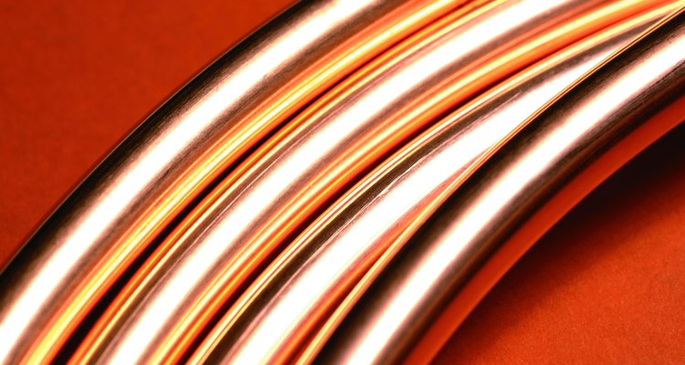 La tubería de cobre de un evaporador es delgada y flexible.