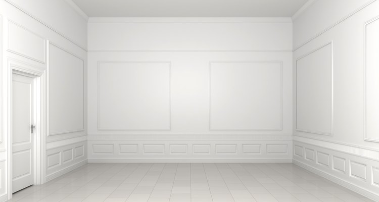 La sala 3D con zócalos y paredes blancas.