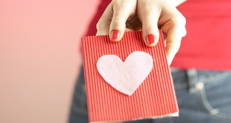 Mujer sosteniendo una tarjeta de amor