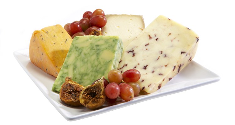 Frutas frescas fornecem vitaminas e antioxidantes. Queijo, proteínas do leite. A combinação de ambos cria um lanche rico e nutritivo